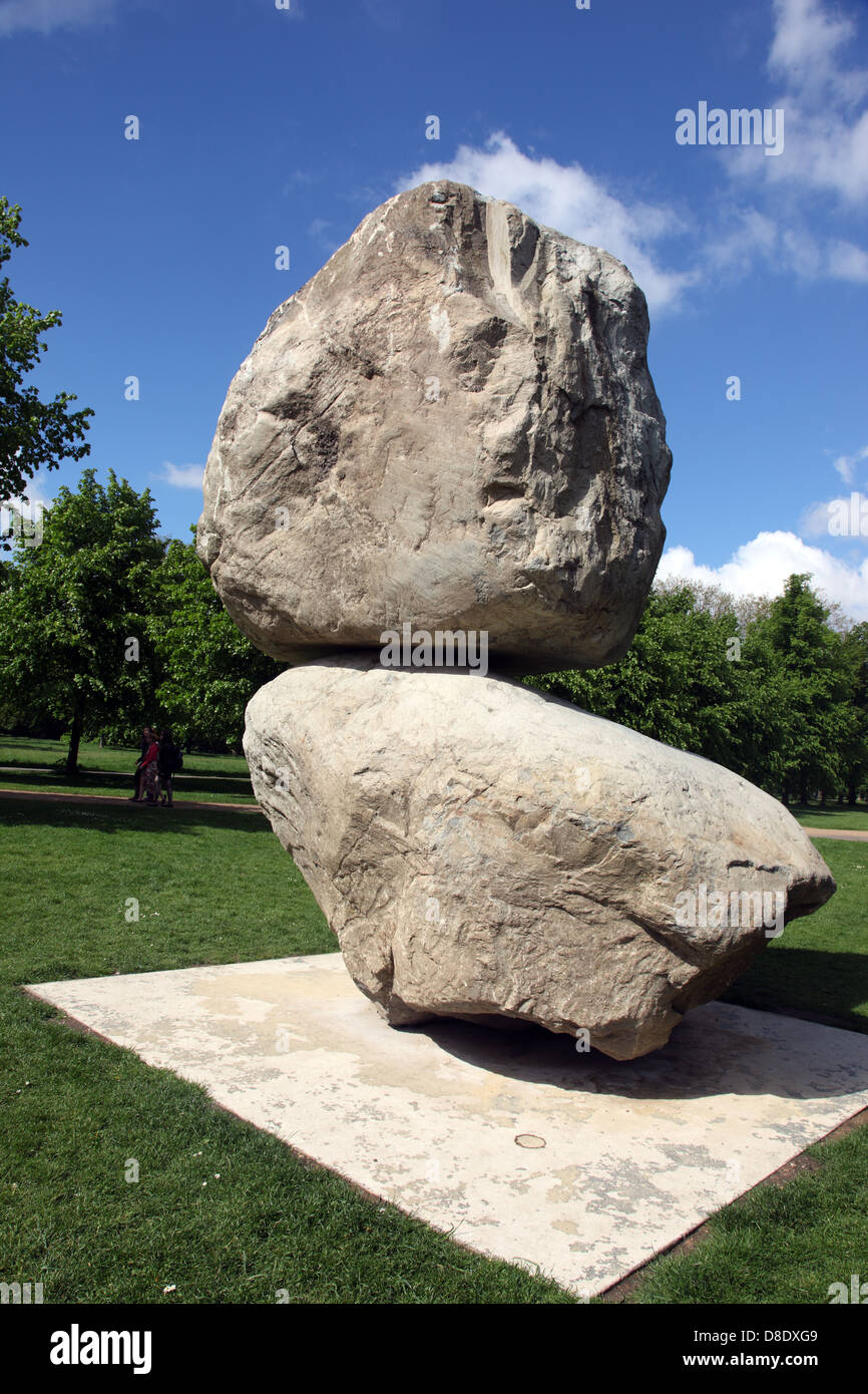 Kunstwerk mit dem Titel Rock auf einem anderen Felsen von Fischli-Weiss, Kensington Gardens, London W.8 Stockfoto