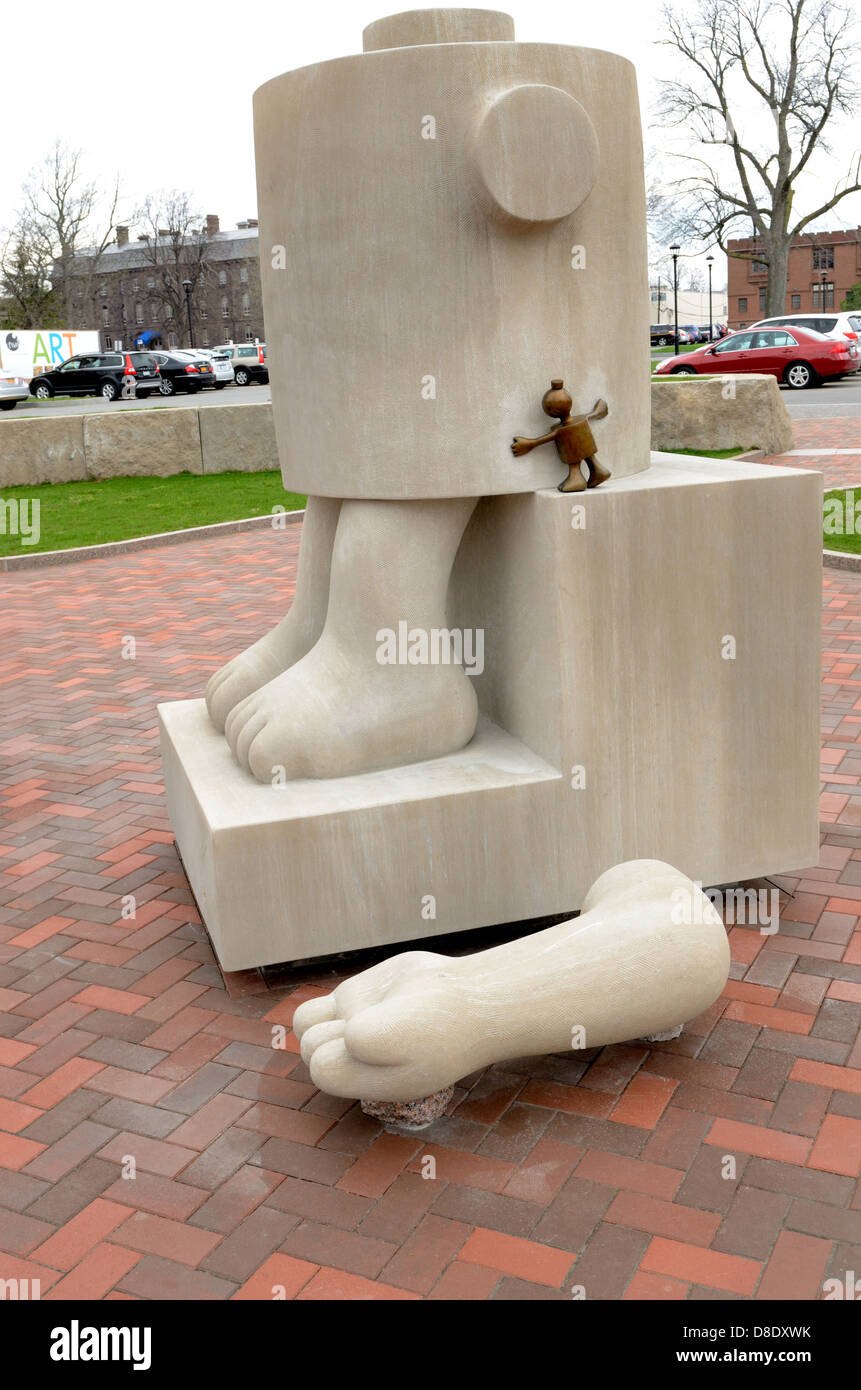 Skulptur im Centennial Skulpturenpark führt in das Memorial Art Museum in Rochester, New York. Stockfoto