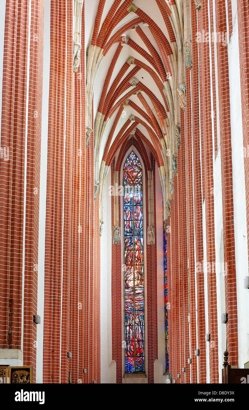 Die Spalten in der gotischen Kirche Stockfoto