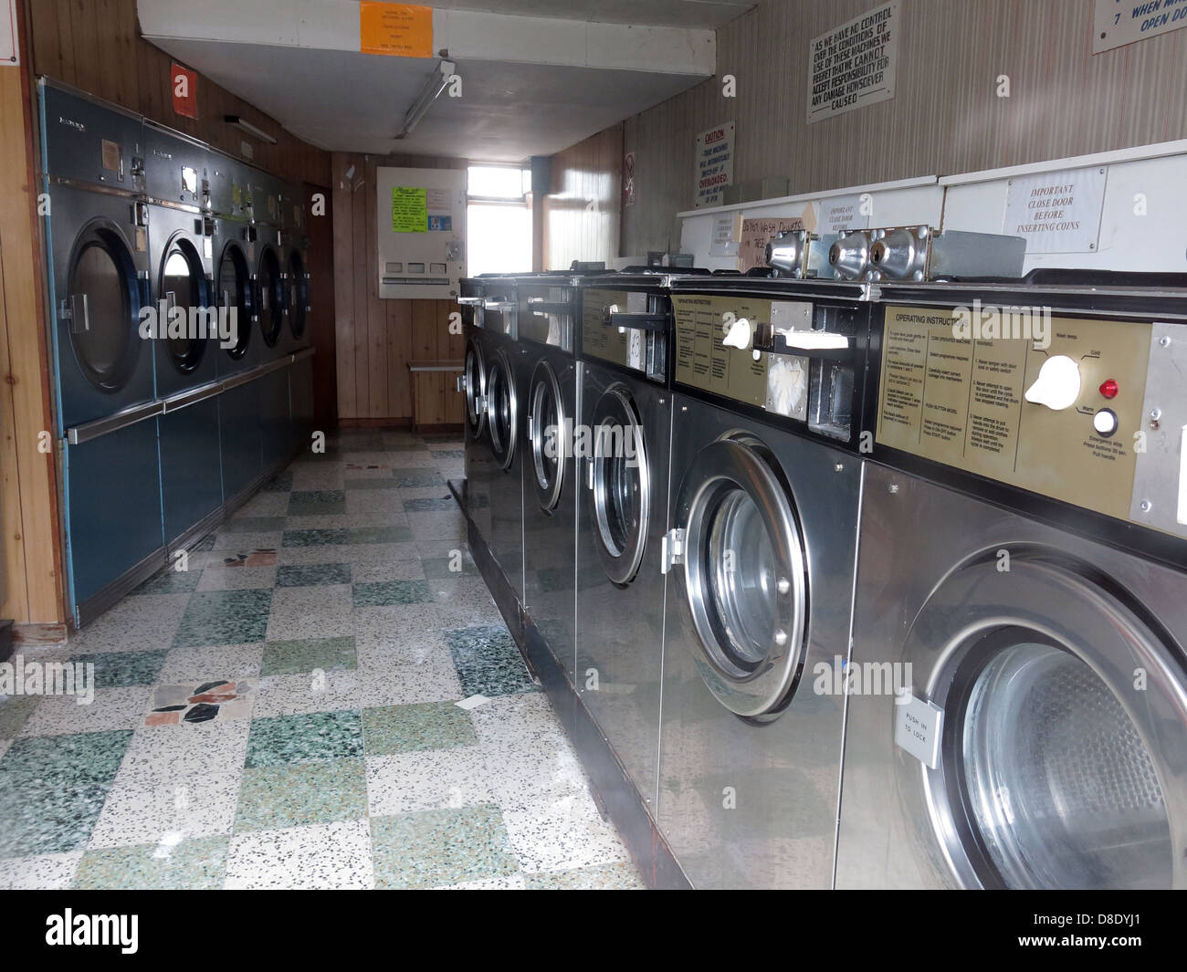 Traditionelle waschen Waschsalon Shop Maschinen, trockene saubere Mitte Knutsford rd Grappenhall, Warrington UK Stockfoto