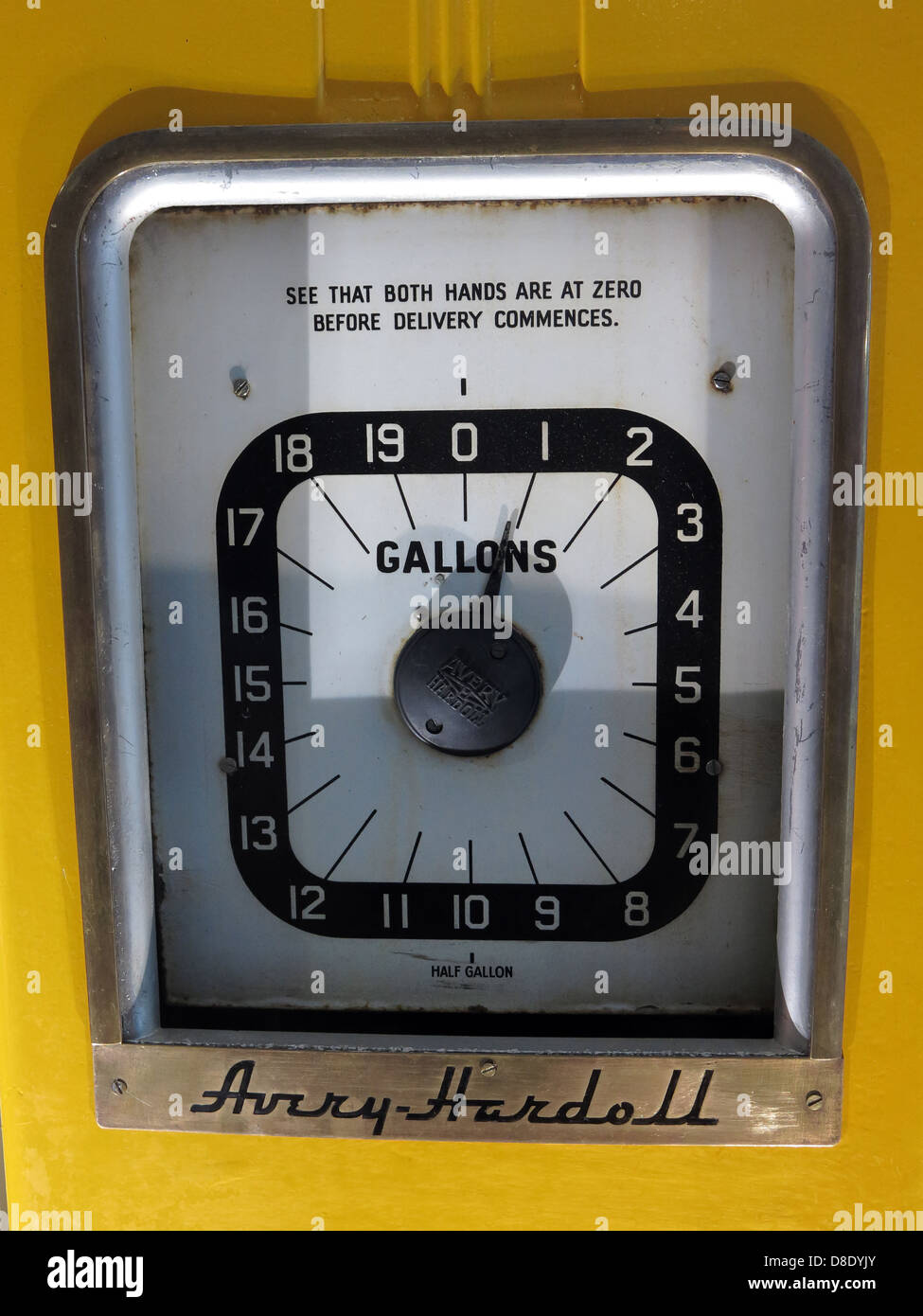 Gelbe Avery Hardell Benzin Pumpe Gallonen Tankstelle Stockfoto