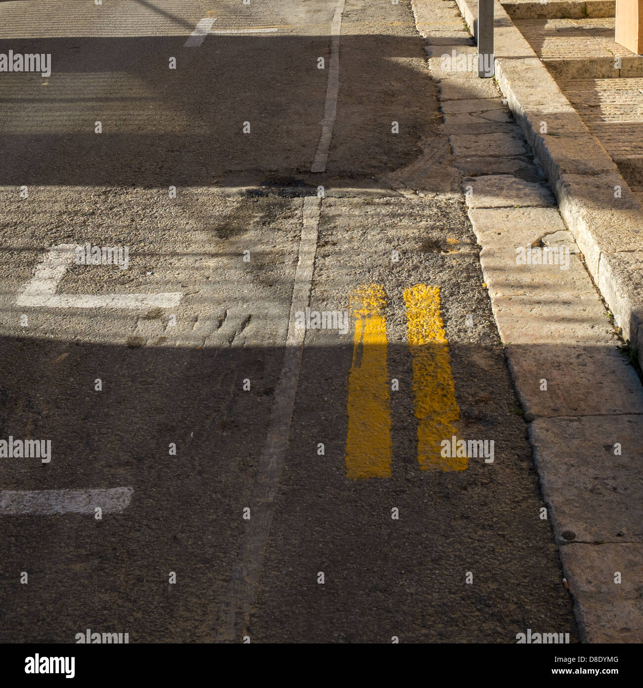 Vielleicht die weltweit kürzeste doppelte gelbe Linie. Genommen in Victoria auf Gozo Stockfoto