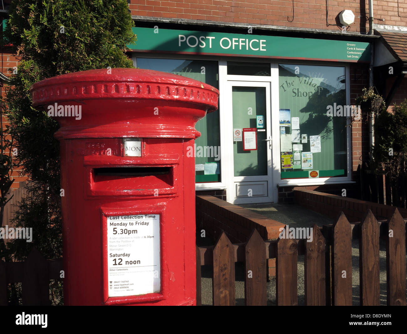 Red Pillar Box und Village Subpost Office, 18 Lindi Avenue, Grappenhall Village, Warrington, Ceshire, England, Vereinigtes Königreich WA4 2SJ Stockfoto