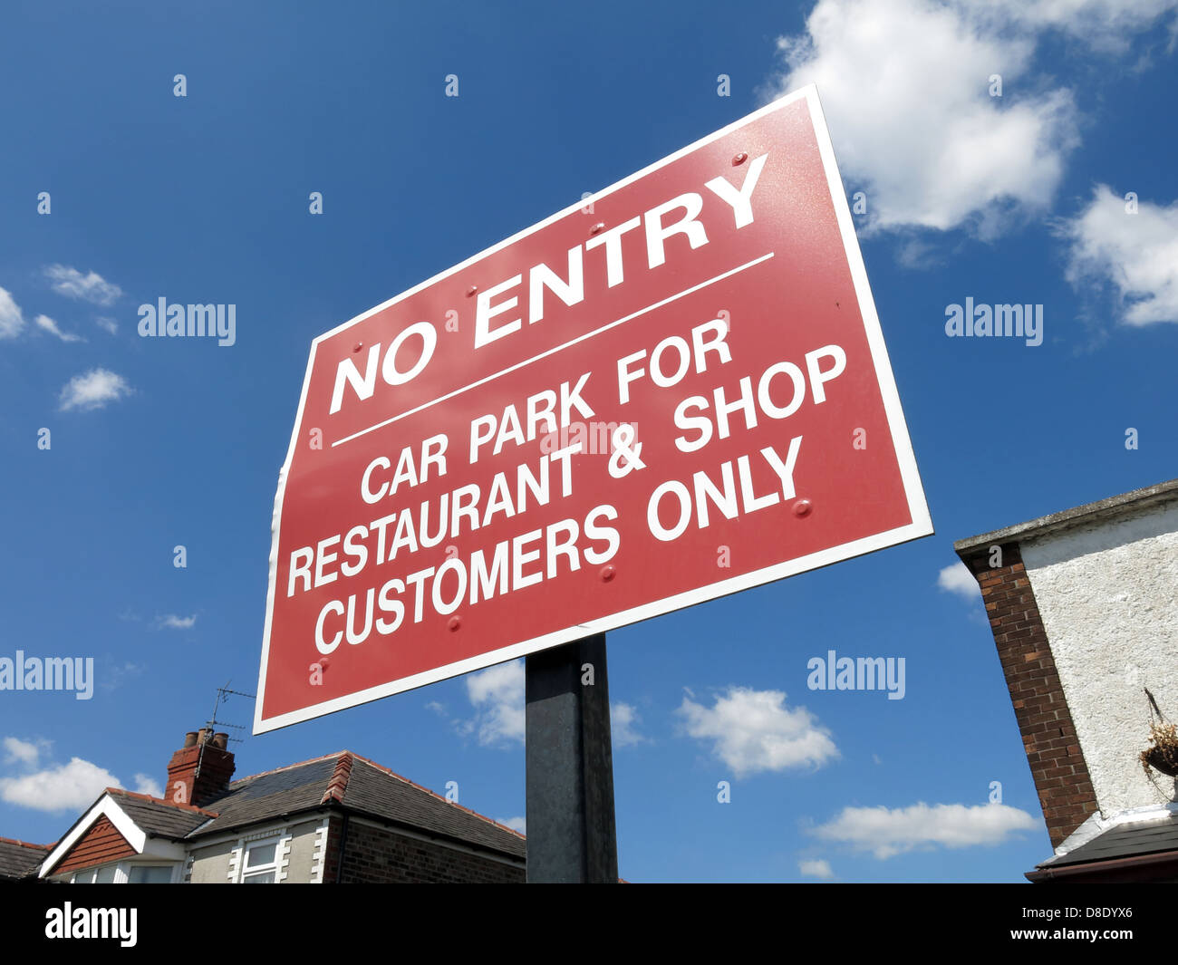 Rote kein Eintrag Zeichen verhindert Parkplätze zu beschränken, um nur hop und Restaurant-Kunden nur Stockfoto