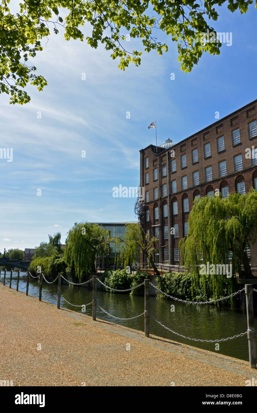 Historischen St James Mill, Heimat der Jarrolds Drucker, neben dem Fluss Wensum in Whitefriars, Norwich Stockfoto