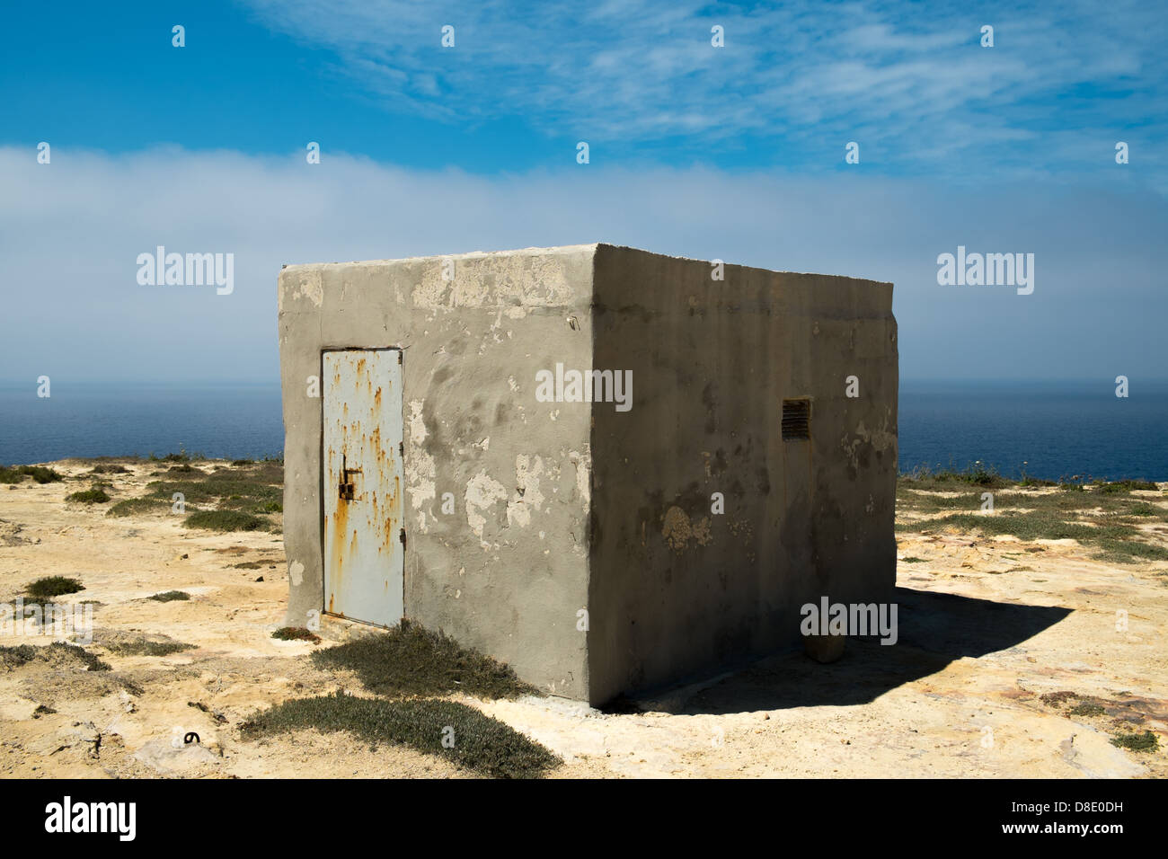 Betonbunker im Küstengebiet von der Insel Gozo im Mittelmeer Stockfoto