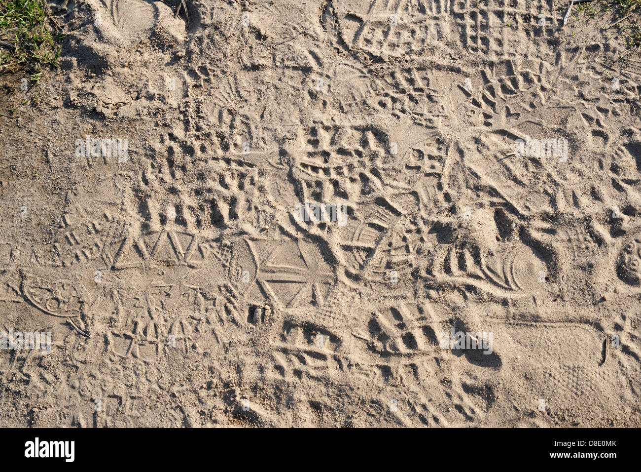 Fußabdrücke auf einem sandigen Pfad Schuhabdrücke in Sand Stockfoto