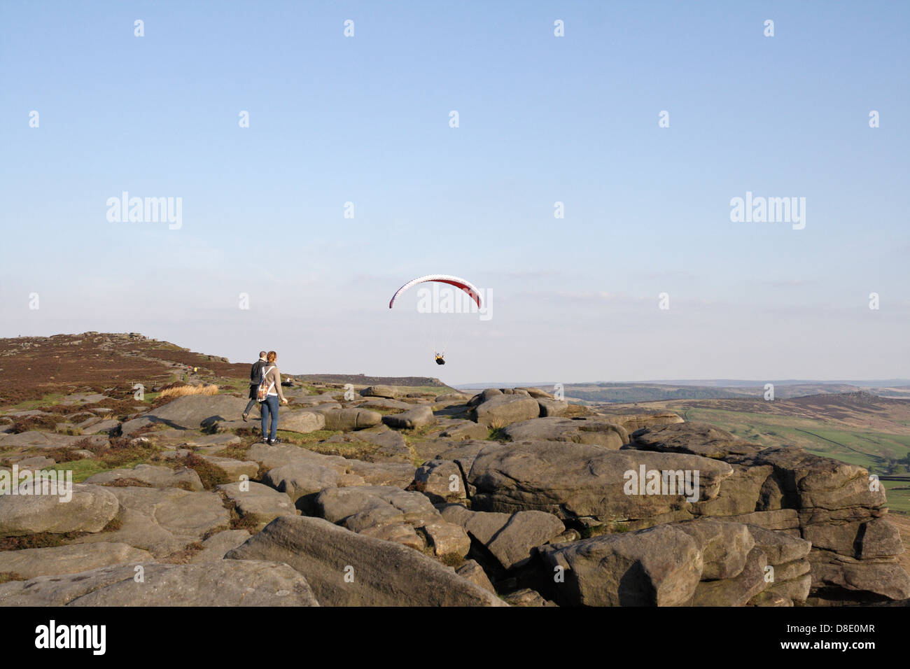 Ein Gleitschirmflieger, der über Stanage Edge im Peak District National Park Derbyshire England UK Gleitschirmfliegen sportliche Aktivität Stockfoto