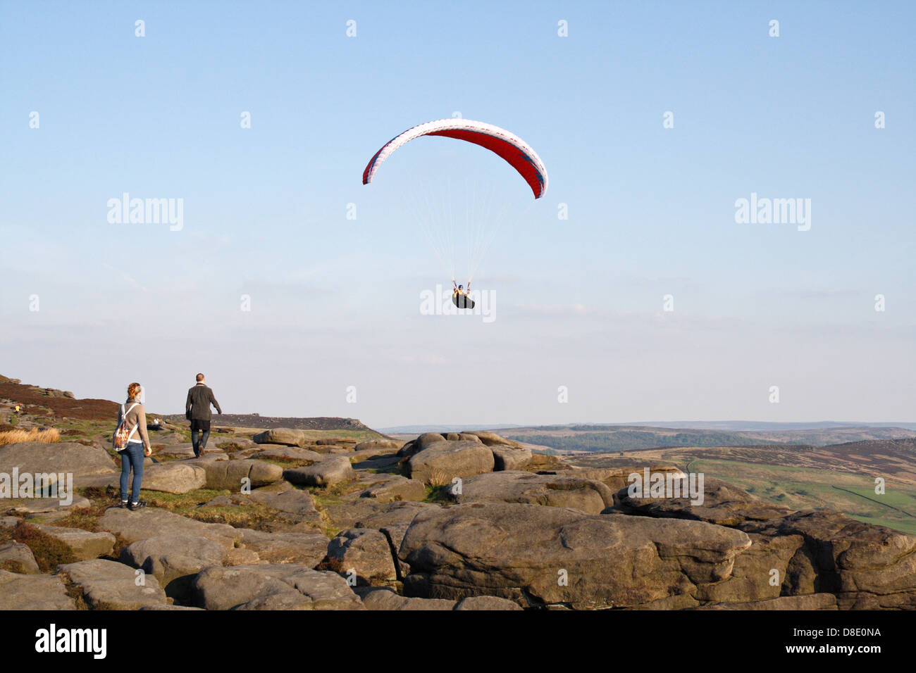 Ein Gleitschirmflug über dem Nationalpark Stanage Edge Peak District Outdoor-Freizeit in Derbyshire England Großbritannien Paragliding Sportaktivität Stockfoto