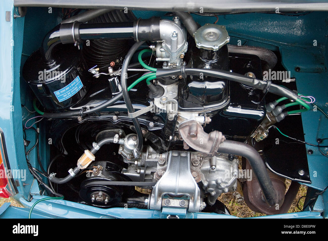 Oldtimer Fiat 500 Motorraum makellos restauriert Motor. die original Fiat 500 wurden in Italien Form der 50er bis 70er Jahre gebaut. Stockfoto