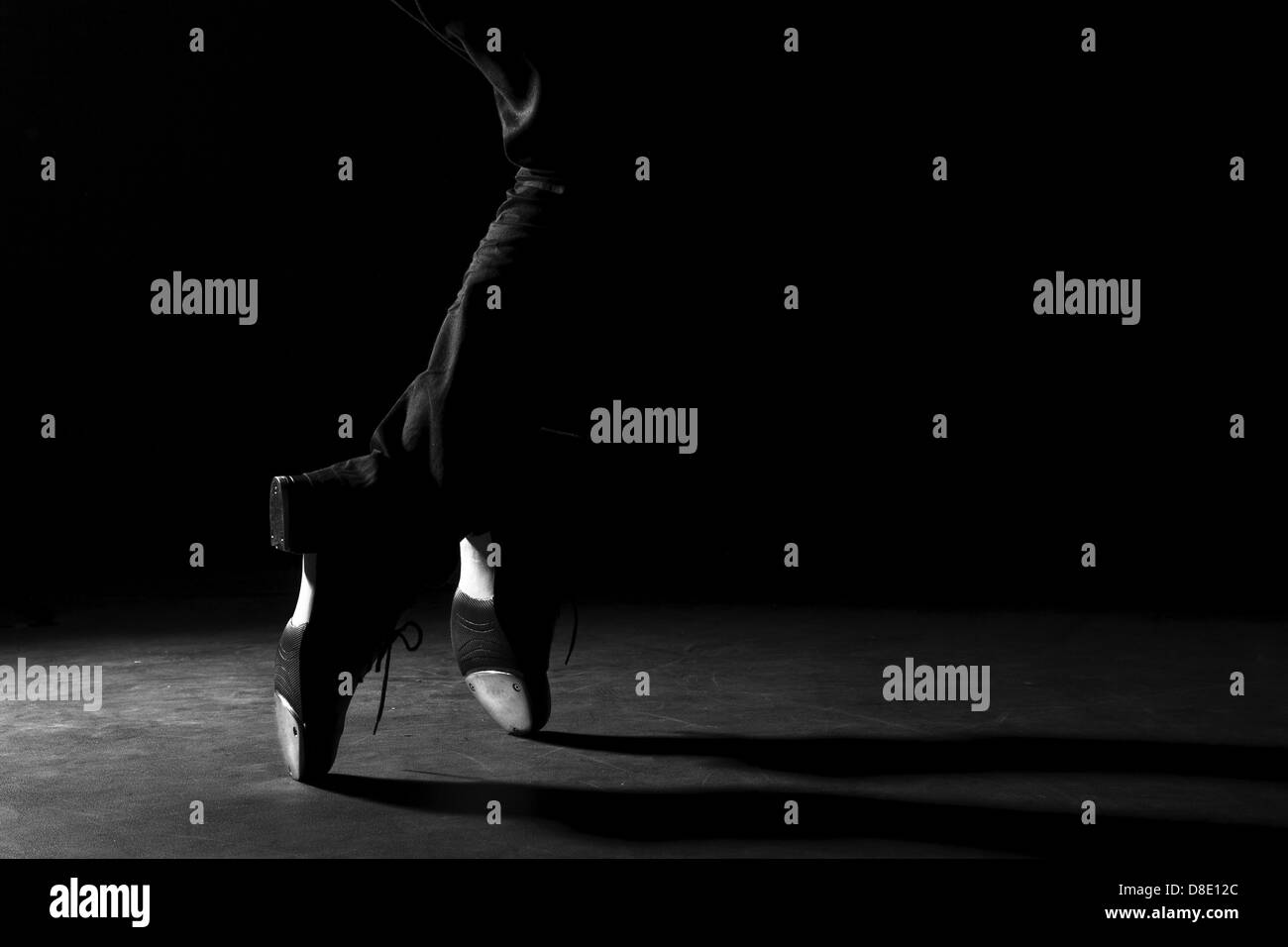 Bild von einem Stepptänzer, trägt schwarze Jeans, tippen Sie auf Schuhe und Tanz - in schwarz und weiß Stockfoto