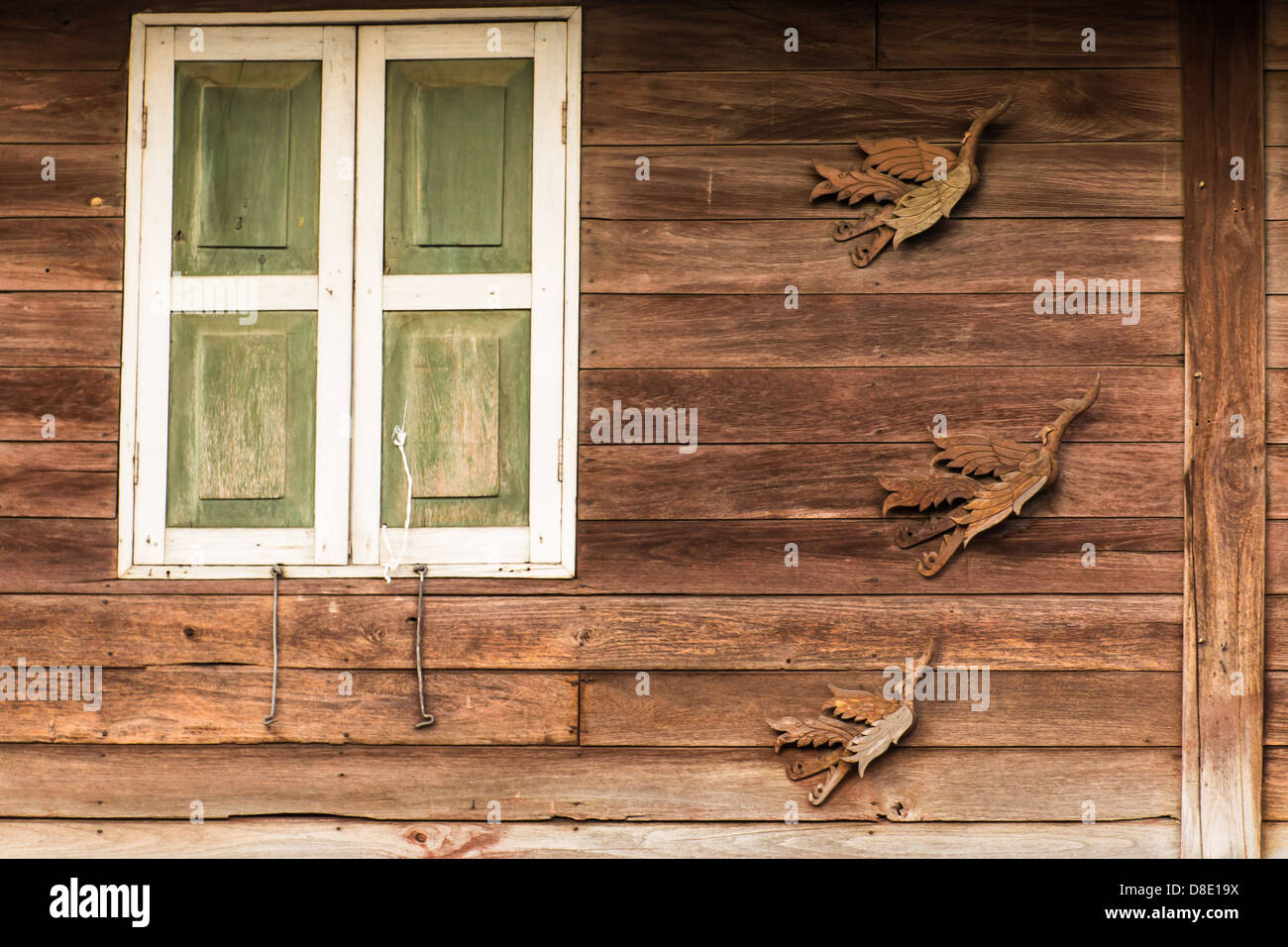 Alte Holzfenster im Thai-Stil Stockfoto