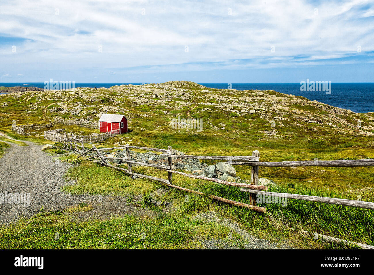 Rote Hütte und Zaun in Cape Bonavista, Neufundland Stockfoto