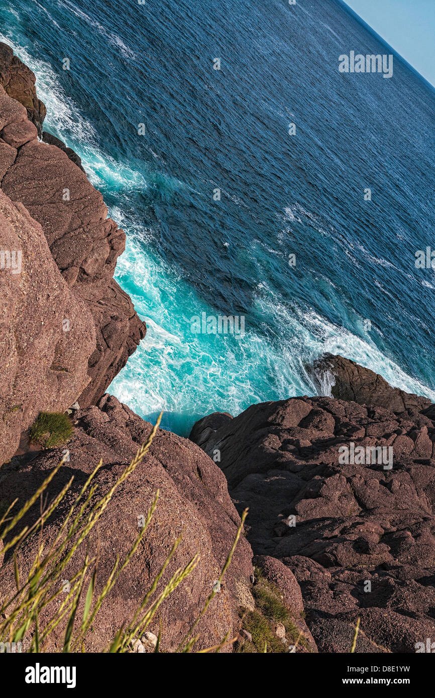 Ozean trifft den Felsen im Cape Spear, Neufundland Stockfoto