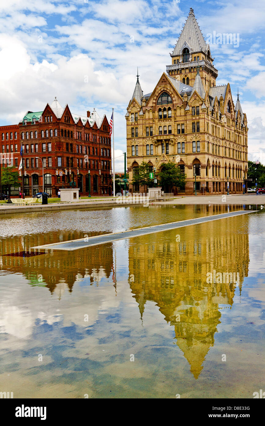 Historische Gebäude spiegelt sich in den Gewässern von Clinton Square in der Innenstadt von Syracuse, New York Stockfoto