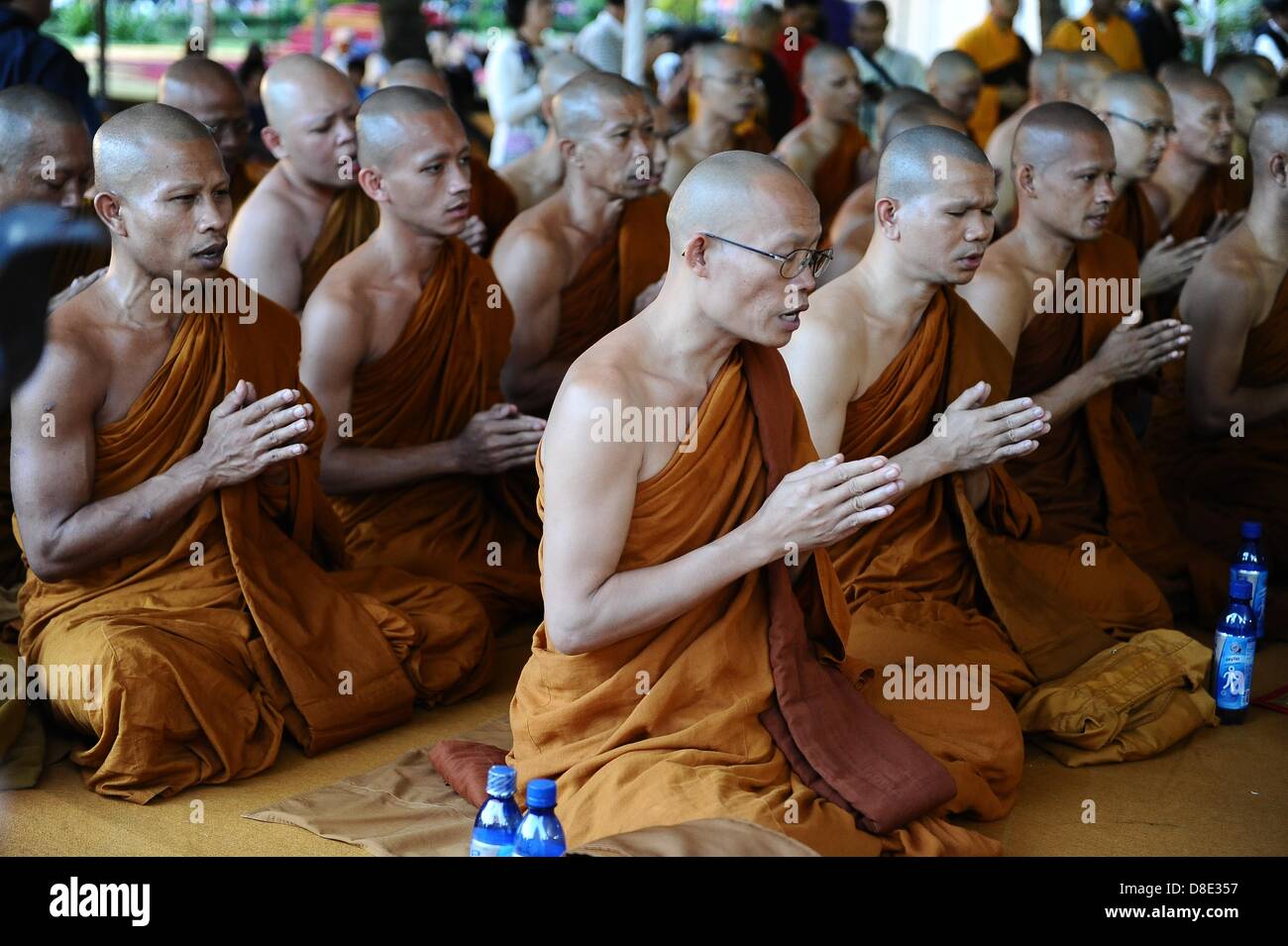 Magelang, Indonesien - Sangha Mönche beten bei der Abnahme Puja Bhakti Ritual der Dharma Feuer und gesegnetes Wasser Vesak 2557 BE / 2013 bei Mendut Tempel. (Foto von Robertus Pudyanto/AFLO) Stockfoto