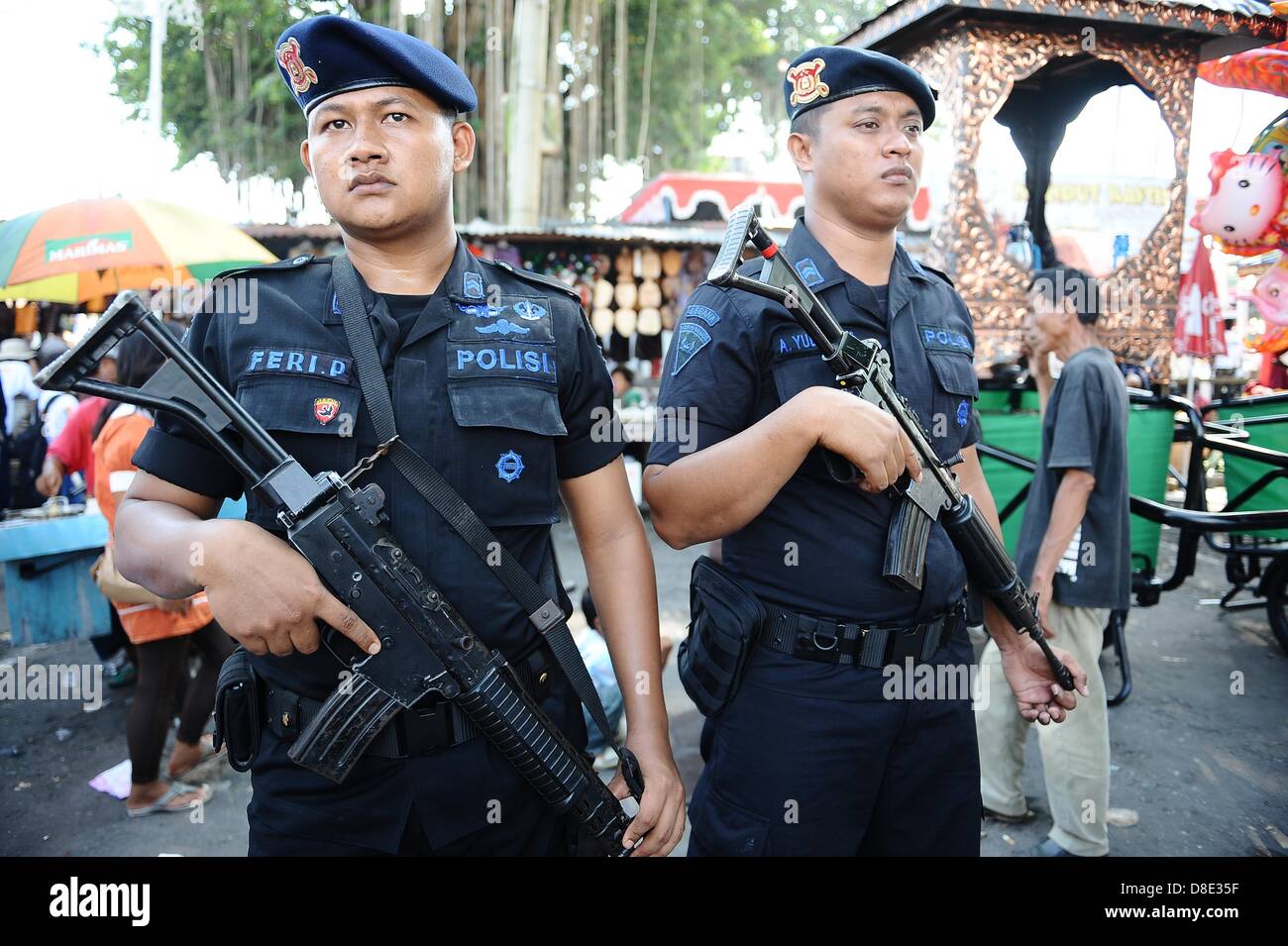 25. Mai 2013 - Magelang, Indonesien: Indonesien-Polizist schwer bewacht vor Gipfel des Vesak 2557 BE / 2013 Zeremonie im Tempel von Mendut. (Foto von Robertus Pudyanto/AFLO) Stockfoto