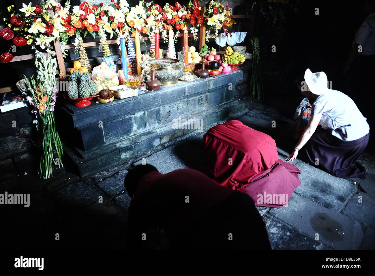 25. Mai 2013 - Magelang, Indonesien: Lama Karma Samten Neuseeland beten in Mendut Tempel eine Minute vor dem Höhepunkt der Vesak 2557 BE / 2013 Zeremonie. (Foto von Robertus Pudyanto/AFLO) Stockfoto
