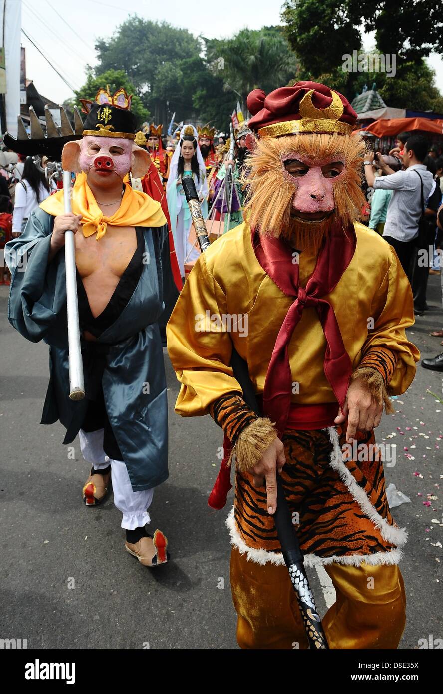 Magelang, Indonesien - Mai 25: Buddhisten gekleidet Zeichen Sonne gehen Kong und Freunde beleben Vesak 2557 BE / 2013 Prozession. (Foto von Robertus Pudyanto/AFLO) Stockfoto