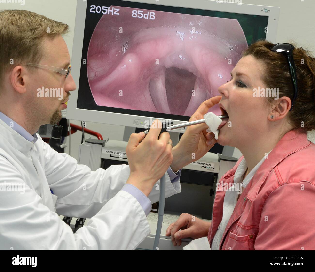 Prof. Michael Fuchs, Leiter der Abteilung für Stimme, Sprache und Hörstörungen bei der HNO-Klinik der Universität Leipzig untersucht die Kehle Sopran Opernsängerin Christiane Libor in Leipzig, Deutschland, 6. Mai 2013. Foto. Waltraud Grubitzsch Stockfoto