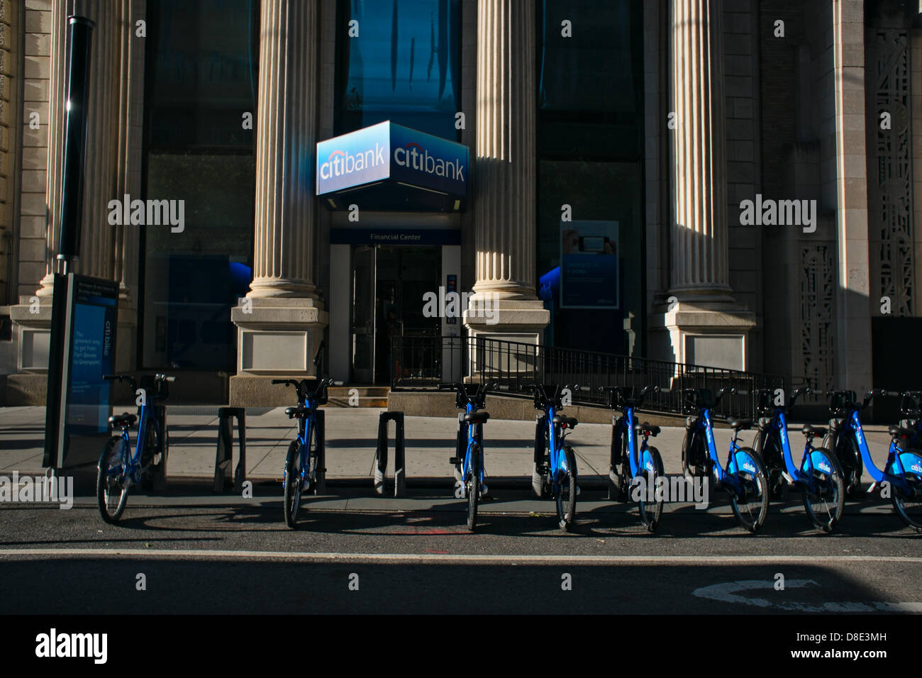 New York, NY, USA. 26. Mai 2013.   Fahrräder außerhalb einer Citibank-Filiale in Brooklyn stehen bereit für den Start von New York City Bike-sharing-Programm am 27. Mai.  Unter den Citi-Bike-Programm, dessen Hauptsponsor Citibank ist, werden 6.000 Fahrräder an 300 Stationen in Manhattan und Brooklyn für die Vermietung von Menschen mindestens 16 Jahre alt. Bildnachweis: Joseph Reid/Alamy Live-Nachrichten Stockfoto