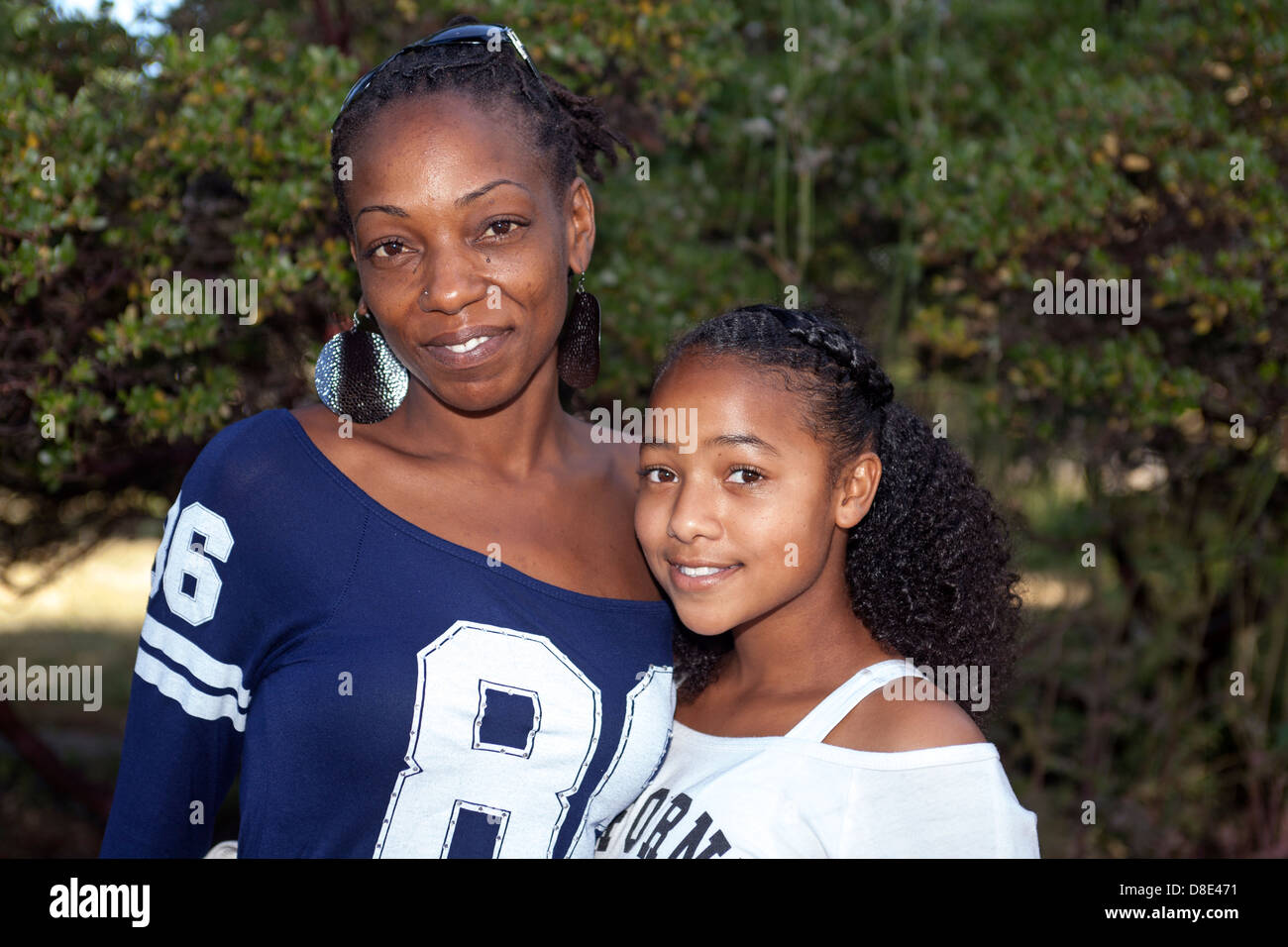 African American Mutter und Teenie-Alter Tochter, Finley Park, Santa Rosa, Kalifornien, USA, Nordamerika Stockfoto