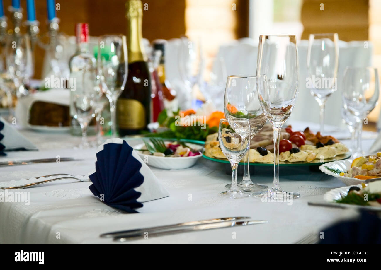 Hochzeitstafel mit Gabeln, Weingläser, Messer und Essen Stockfoto