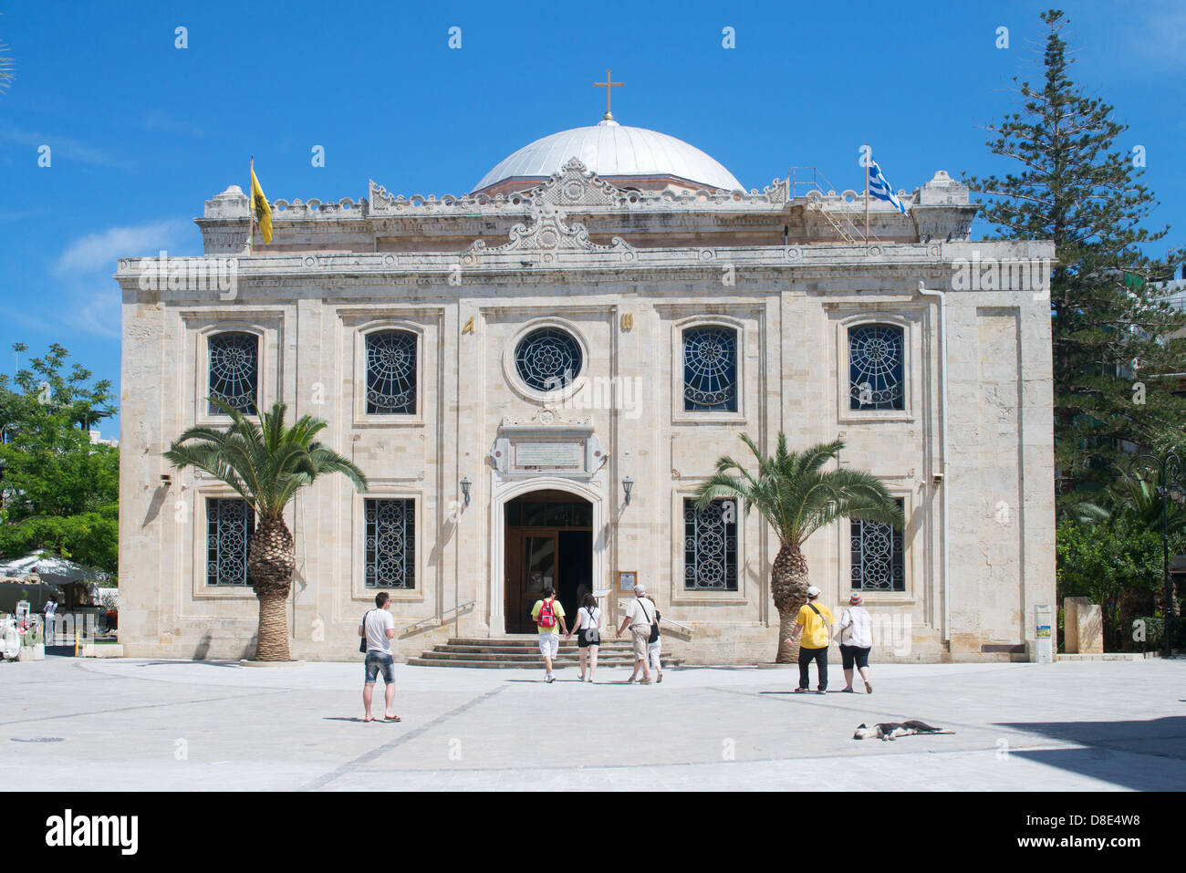 Menschen beim Eintritt in die Kathedrale von Agios Titos, Heraklion, Kreta, Griechenland Stockfoto