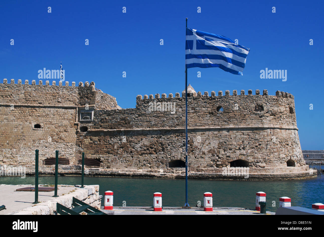 Griechische Flagge vor der venezianischen Festung Rocca al Mare oder Koules, Heraklion, Kreta, Griechenland Stockfoto