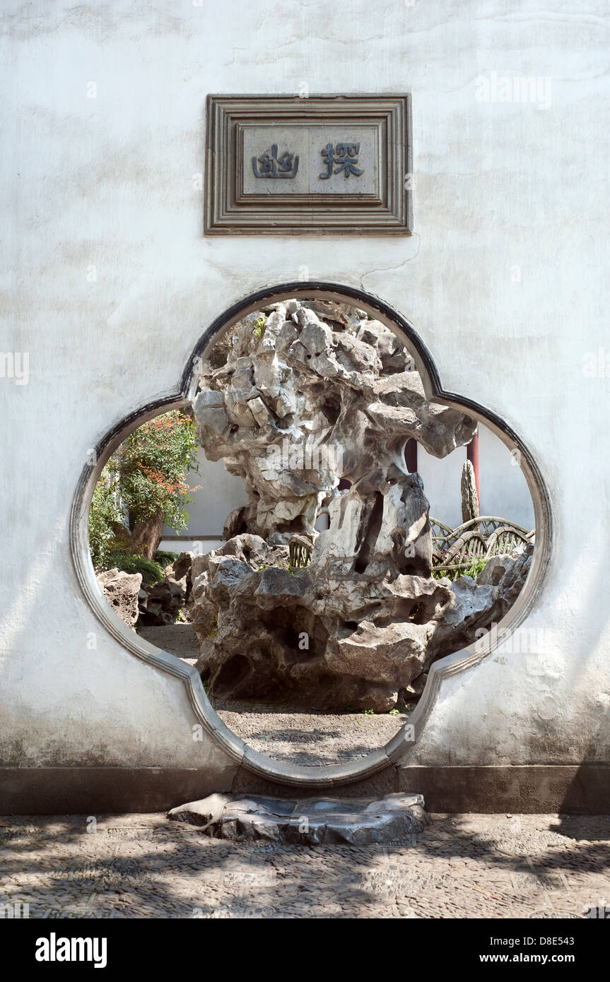 Traditionelle chinesische Torbogen am Lion Grove Garden, Suzhou, China Stockfoto