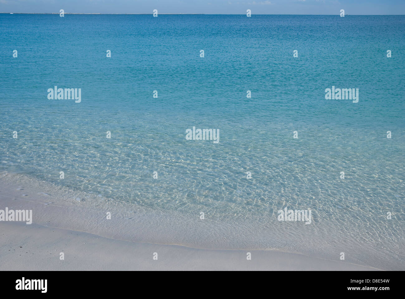 Türkis-Blau noch ruhiger See Golfregion Dubai Stockfoto