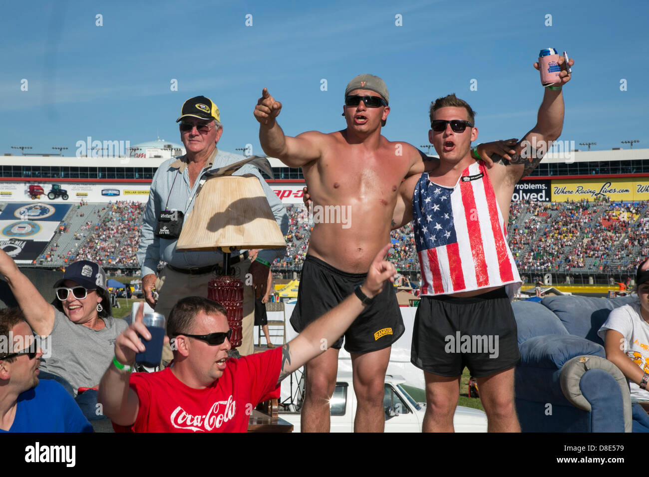 Concord, NC, U.S.May 26, 2013. Fans jubeln während des Rennens COCA-COLA 600 auf dem Charlotte Motor Speedway in Concord, North Carolina. Bildnachweis: Cal Sport Media /Alamy Live-Nachrichten Stockfoto