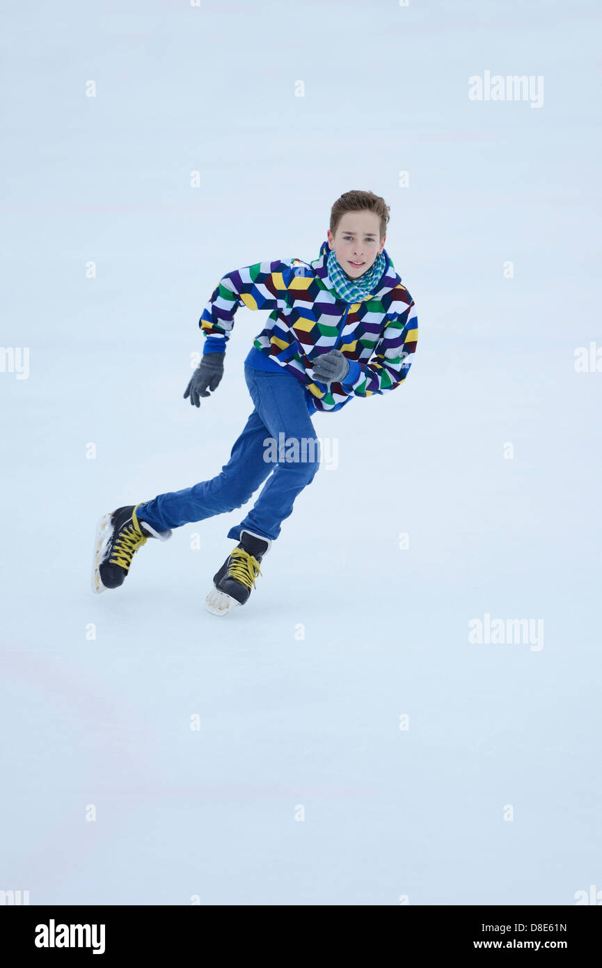 Junge auf einem gefrorenen See Schlittschuh laufen Stockfoto