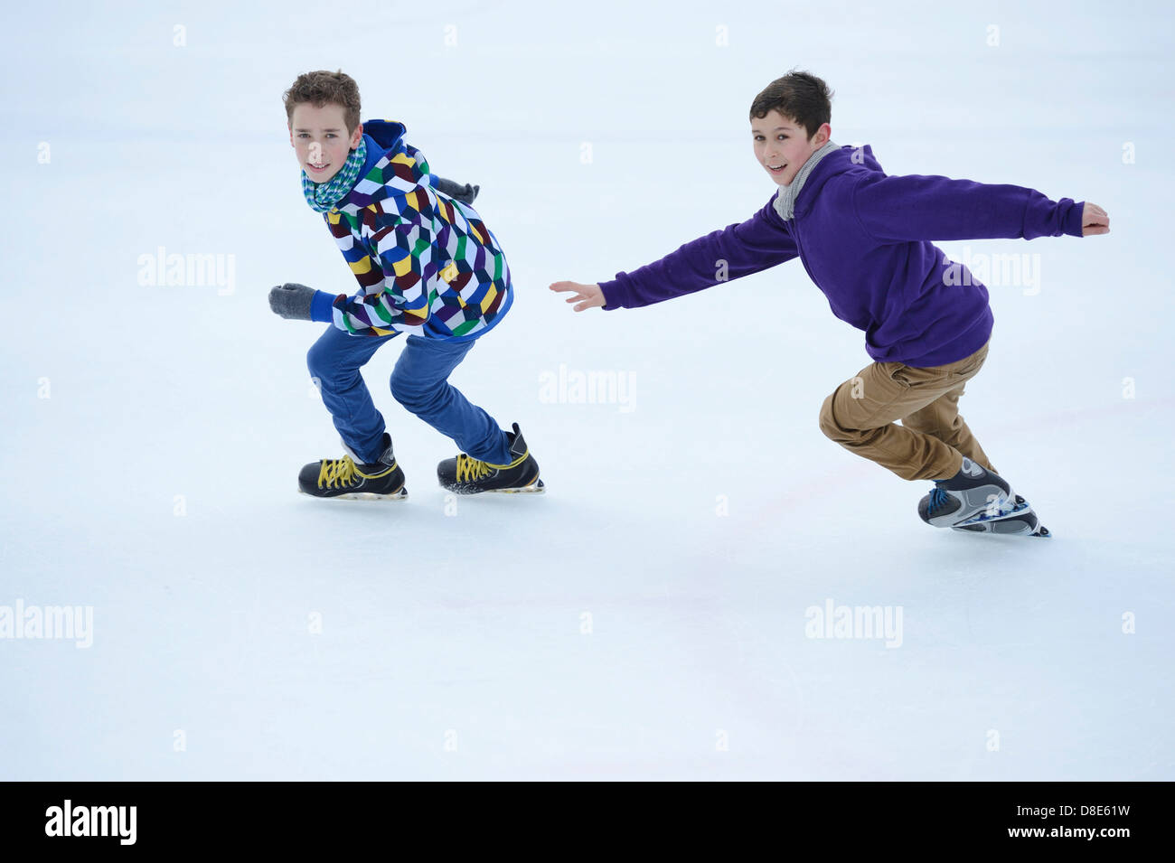 Zwei jungen auf einem gefrorenen See Schlittschuh laufen Stockfoto