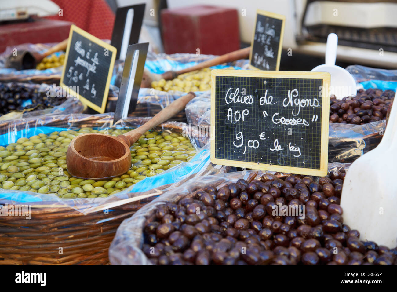 Marktstand mit Oliven, Apt, Provence-Alpes-Cote d ' Azur, Frankreich, Europa Stockfoto