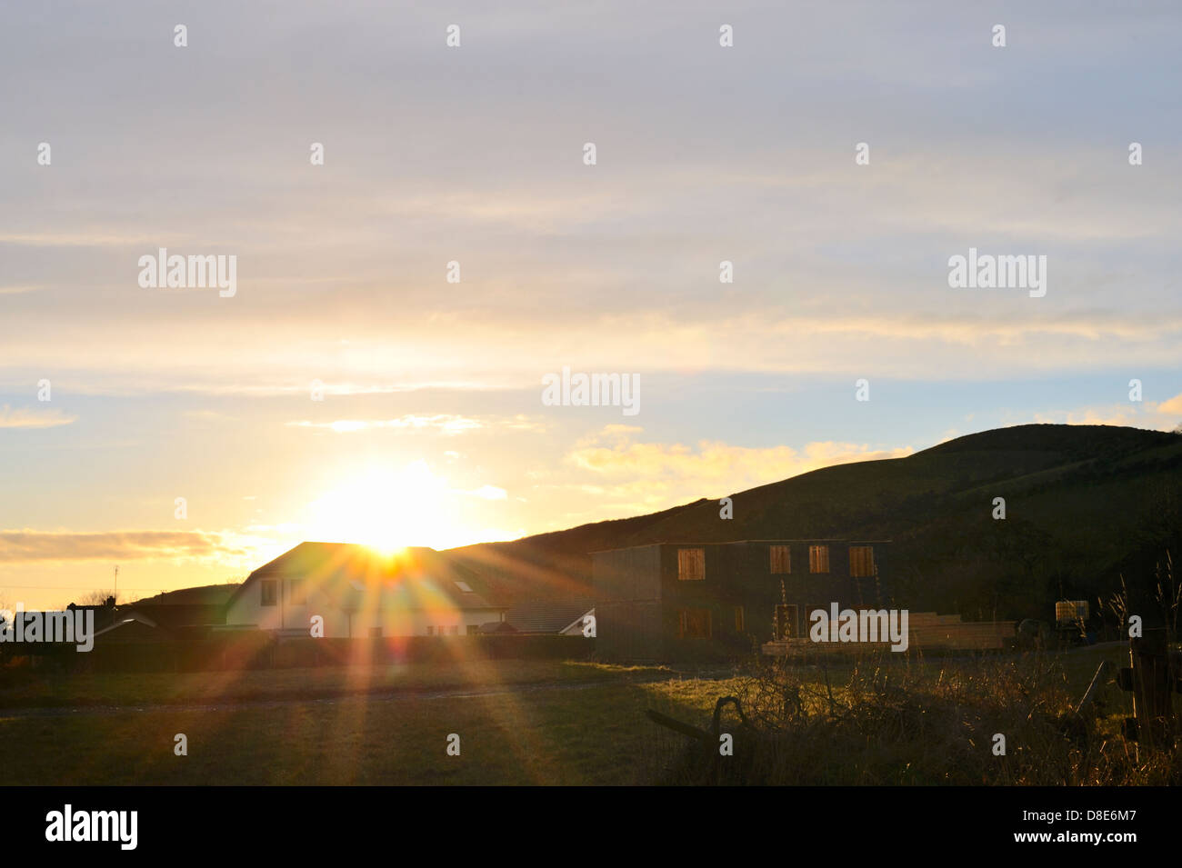 Panel basierten Frame errichtet für Neubaugebiet auf der grünen Wiese bei Sonnenuntergang, Wales, UK. Stockfoto