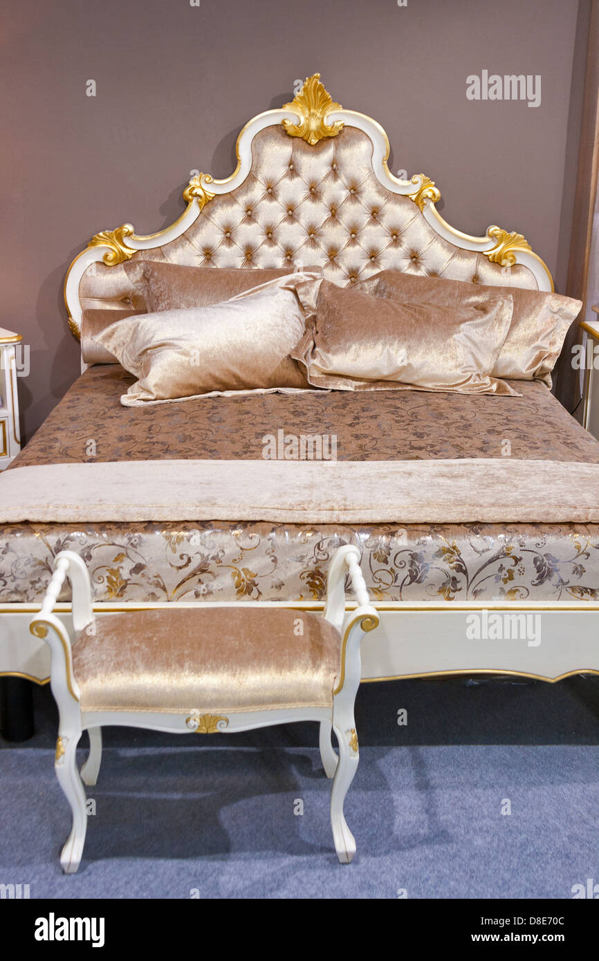 Barock-Stil Schlafzimmer Innenraum in Beige Farben Stockfoto