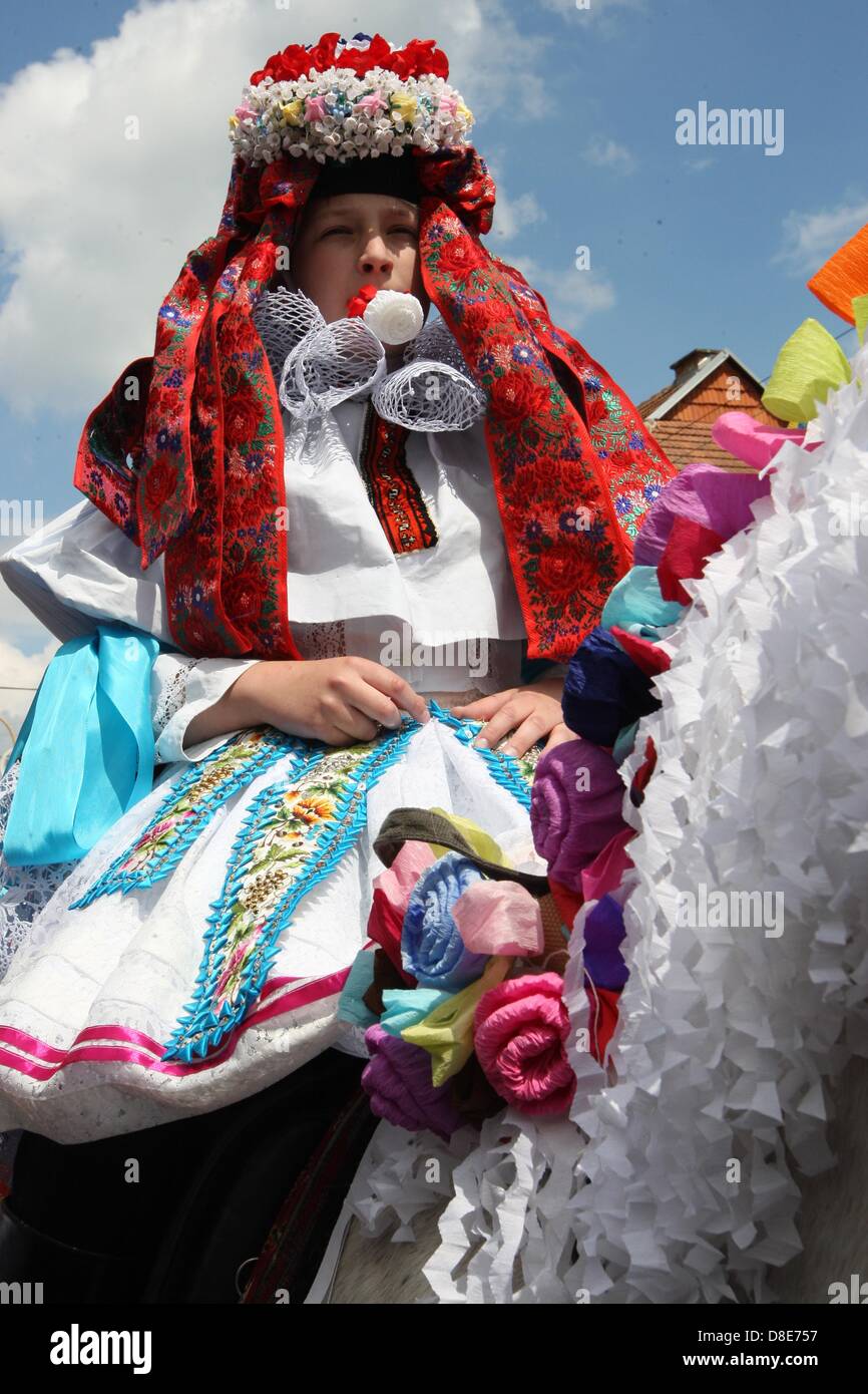 Vlcnov, Tschechische Republik. 26. Mai 2013. Traditionelle Fahrt der Könige erfolgt am 26. Mai 2013, in Vlcnov (300 km östlich von Prag). Jedes Jahr am letzten Sonntag im Mai, diesen Aufruf in den Süden mährischen Dorf Vlcnov erklingen. Der Ritt der Könige, eine Nachricht für Freude, Glück und Schönheit. Im 19. Jahrhundert konnte die Praxis dieses Brauches in nahezu allen Mährens nachgewiesen werden. Heute ist die jährliche Tradition nur in Vlcnov weiterentwickelt. Die Fahrt oder Parade besteht aus einer Gruppe von Reitern zentriert um einen König auf einem weißen Pferd durchgeführt. Der König ist ein Jugendlicher junge gekleidet in ein o Stockfoto