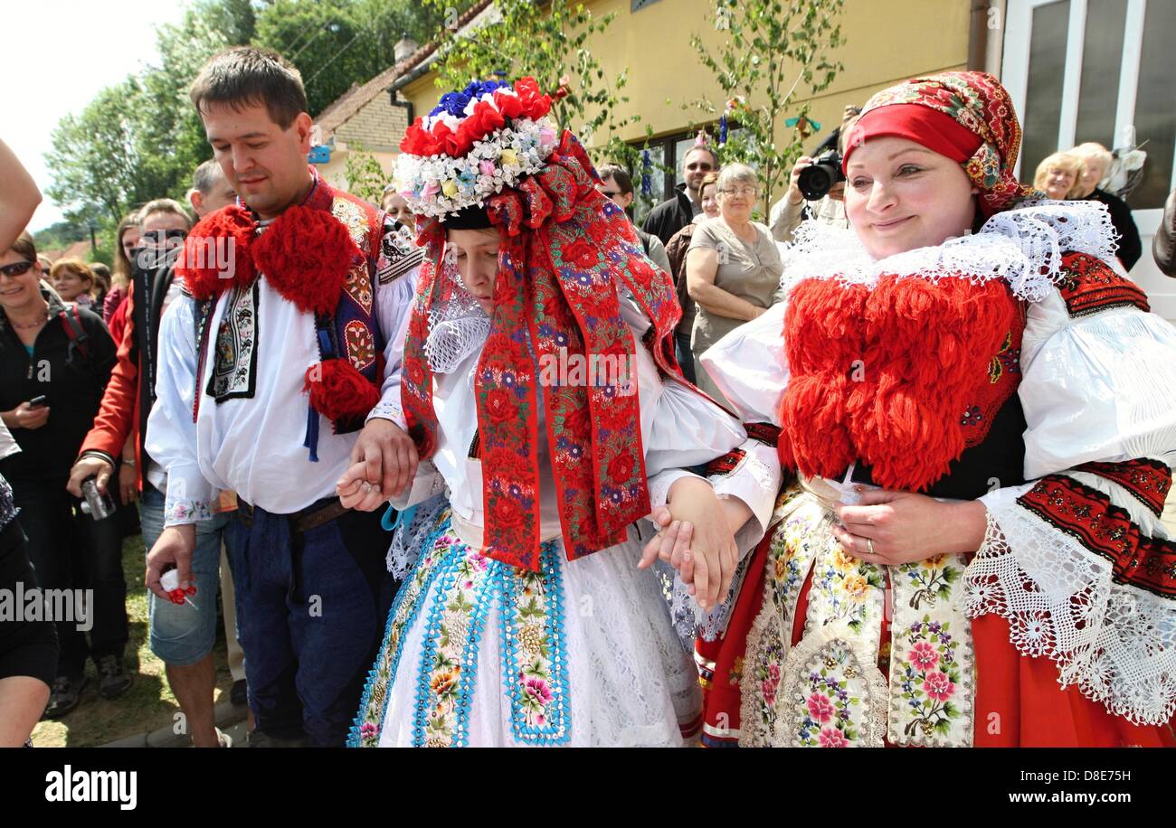 Vlcnov, Tschechische Republik. 26. Mai 2013. Traditionelle Fahrt der Könige erfolgt am 26. Mai 2013, in Vlcnov (300 km östlich von Prag). Jedes Jahr am letzten Sonntag im Mai, diesen Aufruf in den Süden mährischen Dorf Vlcnov erklingen. Der Ritt der Könige, eine Nachricht für Freude, Glück und Schönheit. Im 19. Jahrhundert konnte die Praxis dieses Brauches in nahezu allen Mährens nachgewiesen werden. Heute ist die jährliche Tradition nur in Vlcnov weiterentwickelt. Die Fahrt oder Parade besteht aus einer Gruppe von Reitern zentriert um einen König auf einem weißen Pferd durchgeführt. Der König ist ein Jugendlicher junge gekleidet in ein o Stockfoto