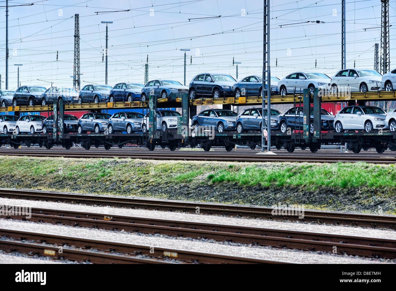 Güterzug mit nagelneuen Autos in Hamburg, Deutschland, Europa Stockfoto