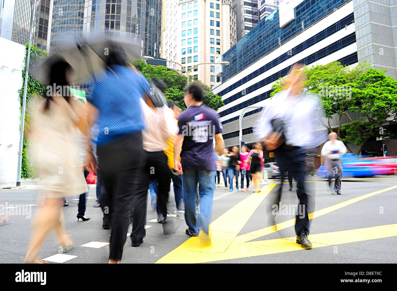 Unternehmer, die über die Straße in Singapur. Stockfoto