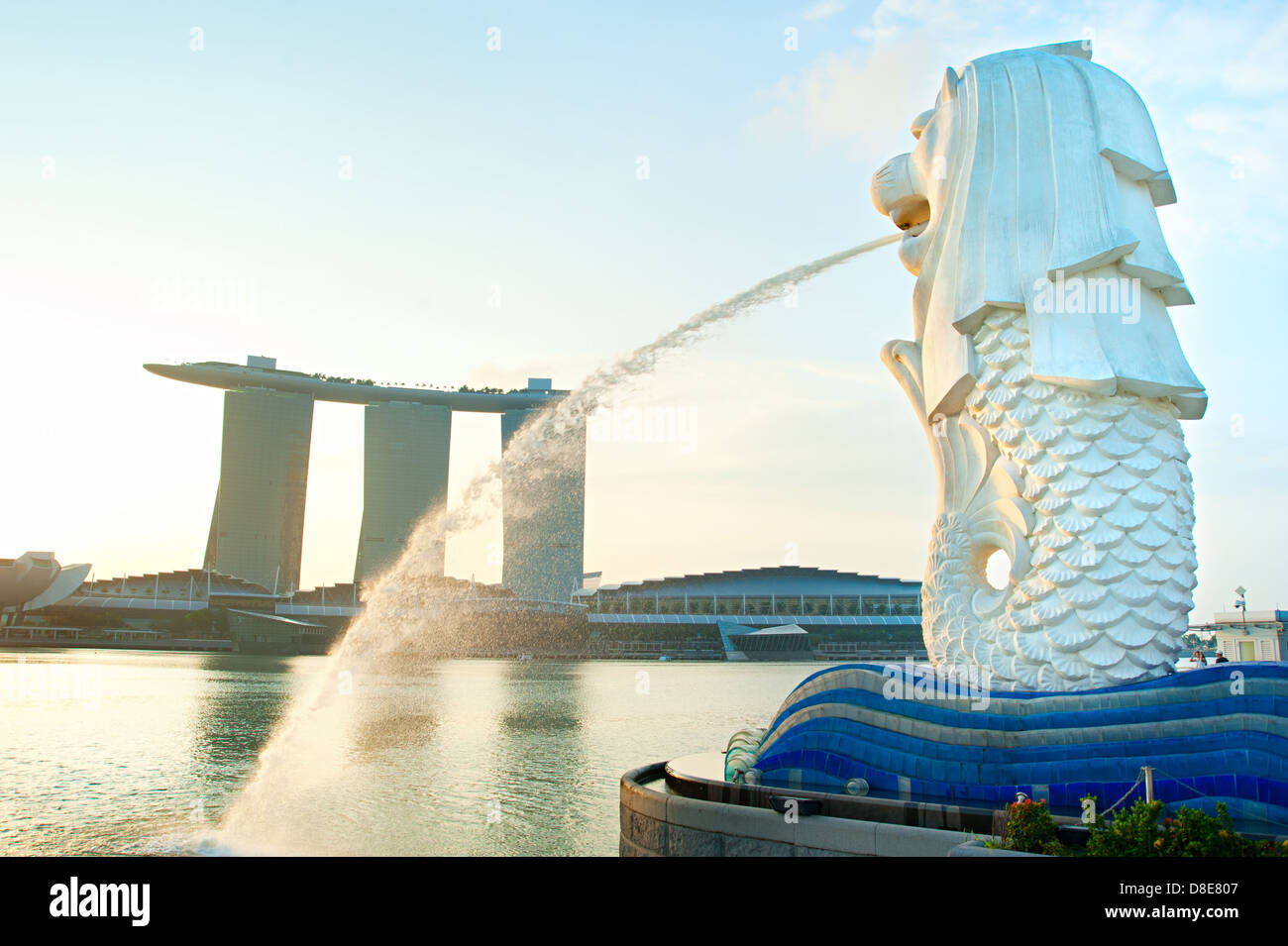 Der Merlion Brunnen Tüllen Wasser direkt vor dem Hotel Marina Bay Sands. Stockfoto