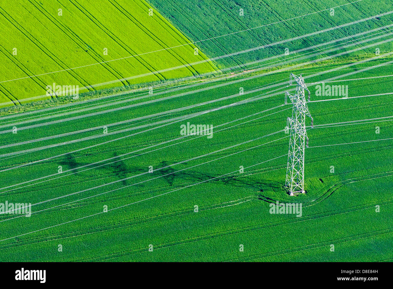 Felder und Overhead-Linie Stockfoto