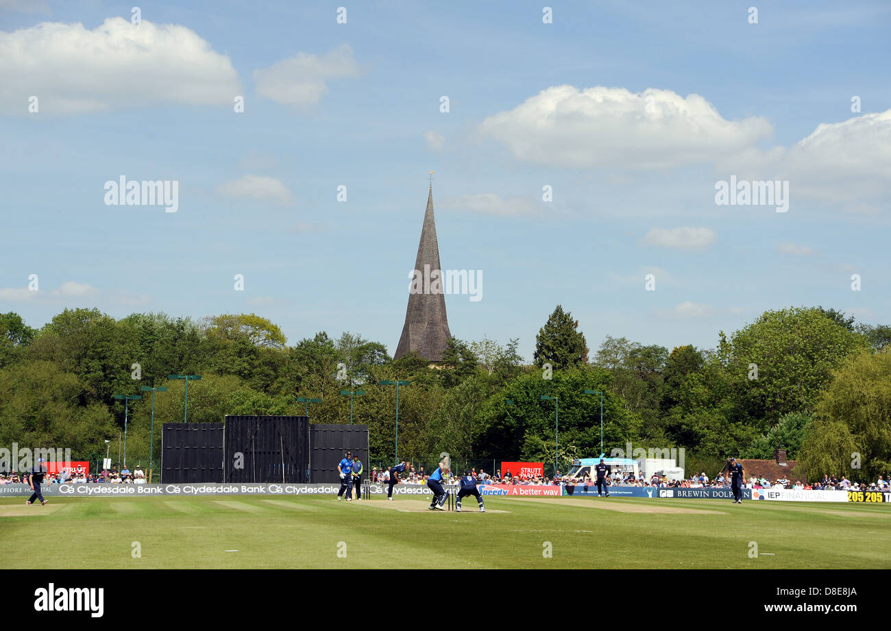 Horsham Sussex UK - EINE gute Menge kam bei heißem Wetter, um Sussex Sharks gegen Kent Spitfire zu beobachten Stockfoto