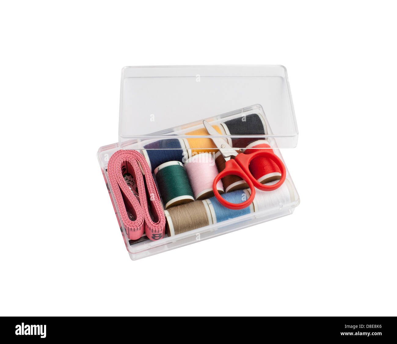 Mini-Nähen-Set in Kunststoffbox isoliert auf weißem Hintergrund Stockfoto