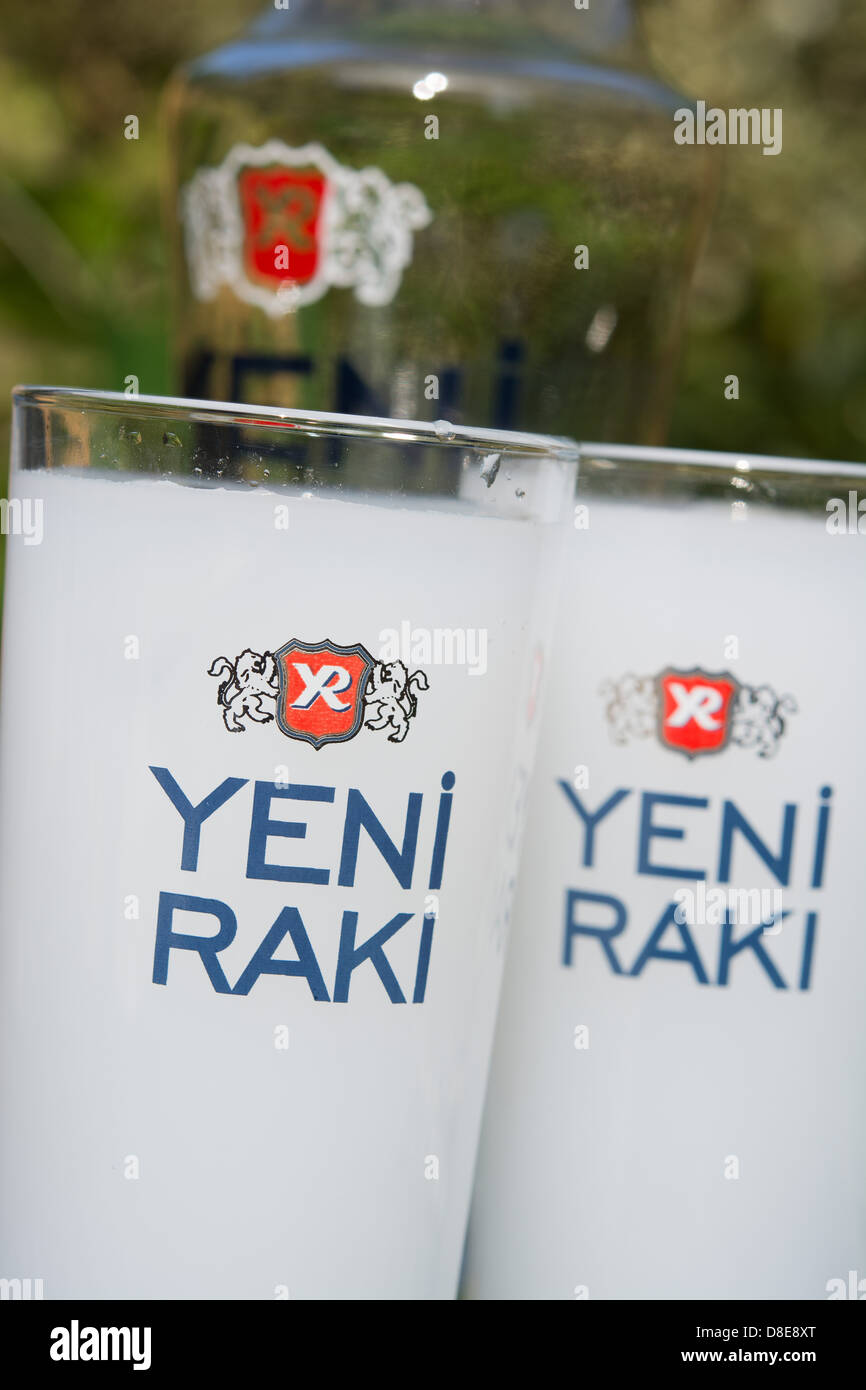 Brille der türkische Raki (eine beliebte Anis gewürzt Geist, bekannt ...