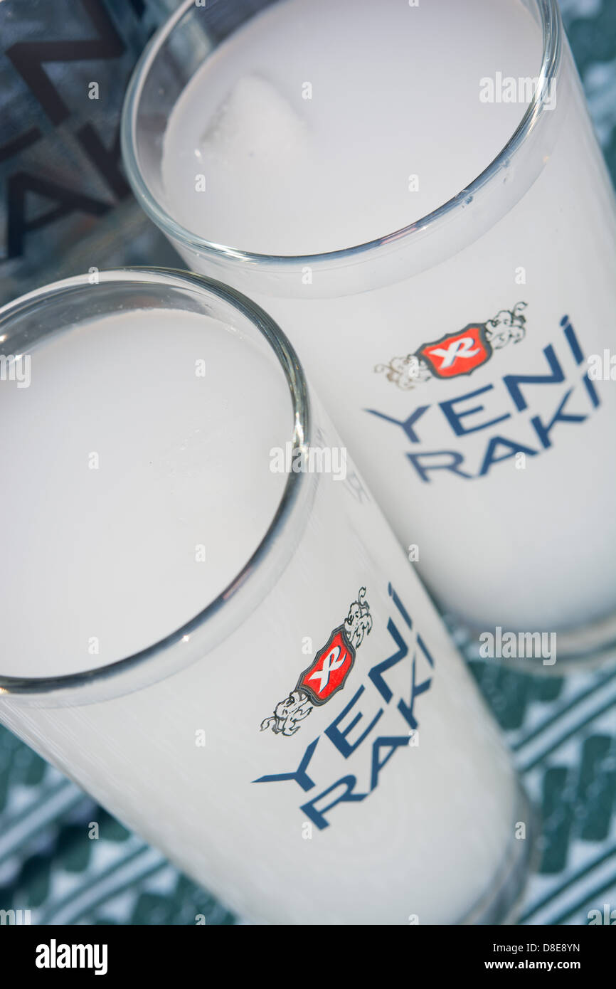 Brille der türkische Raki (eine beliebte Anis gewürzt Geist, bekannt ...