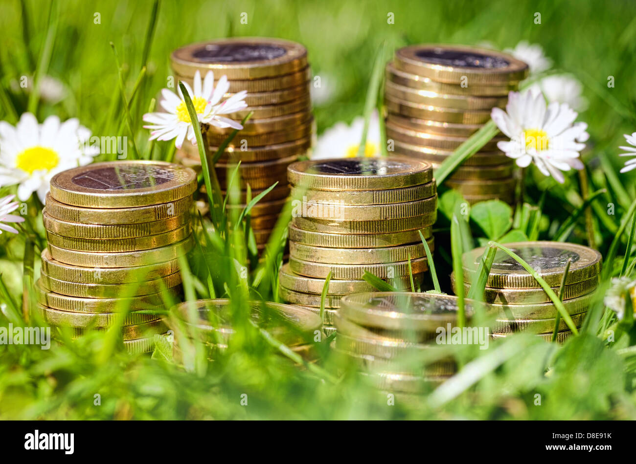Haufen von Münzen in den Rasen, Investition Stockfoto