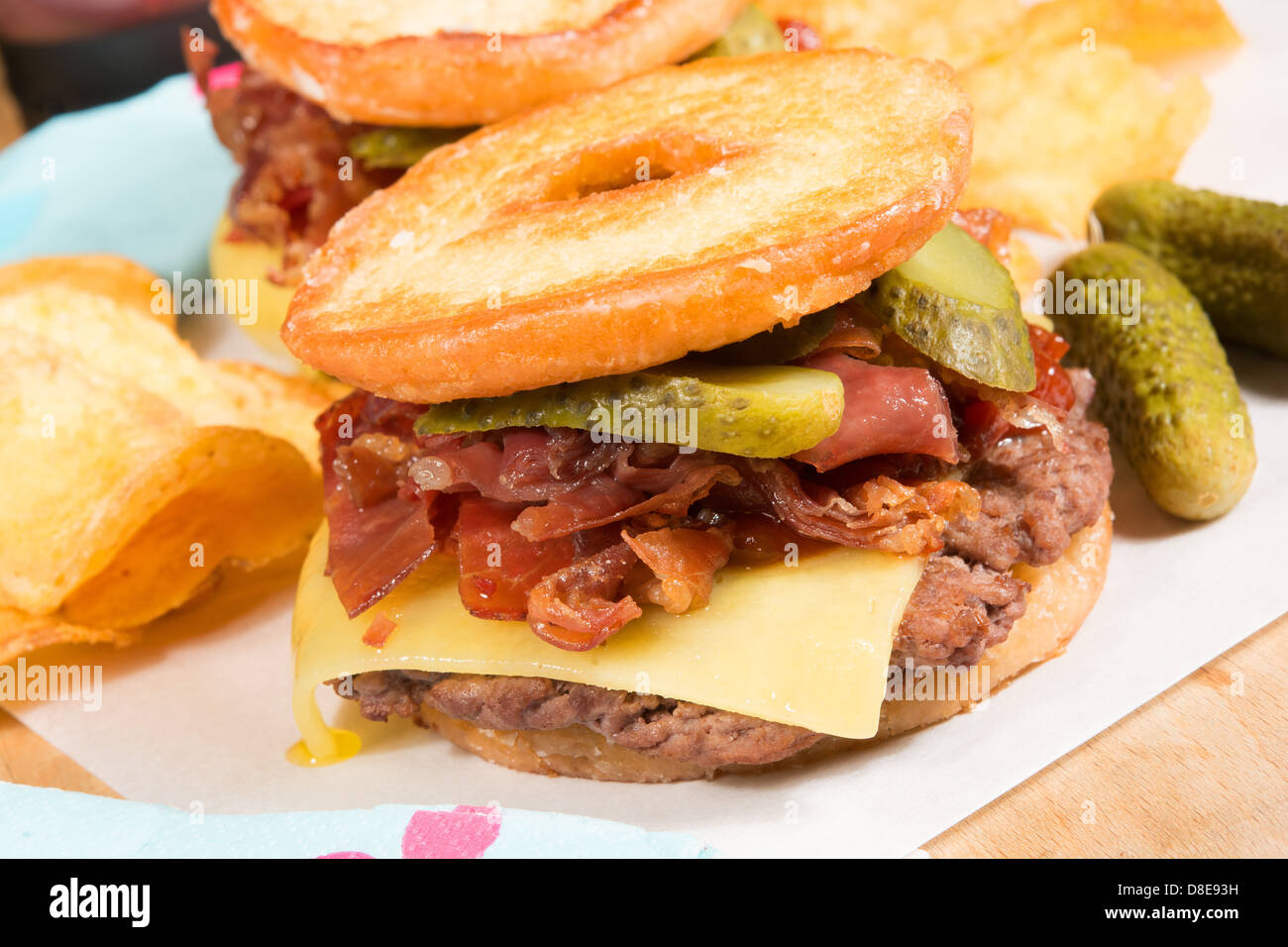 Die Arterien verstopfen Luther Burger: ein Rindfleisch Patty, Käse, knusprigem Speck und Gurken zwischen beiden Hälften einer verglasten Ring Donut. Stockfoto Die Arterien verstopfen Luther Burger: ein Rindfleisch Patty, Käse, knusprigem Speck und Gurken zwischen beiden Hälften einer verglasten Ring Donut. Stockfoto