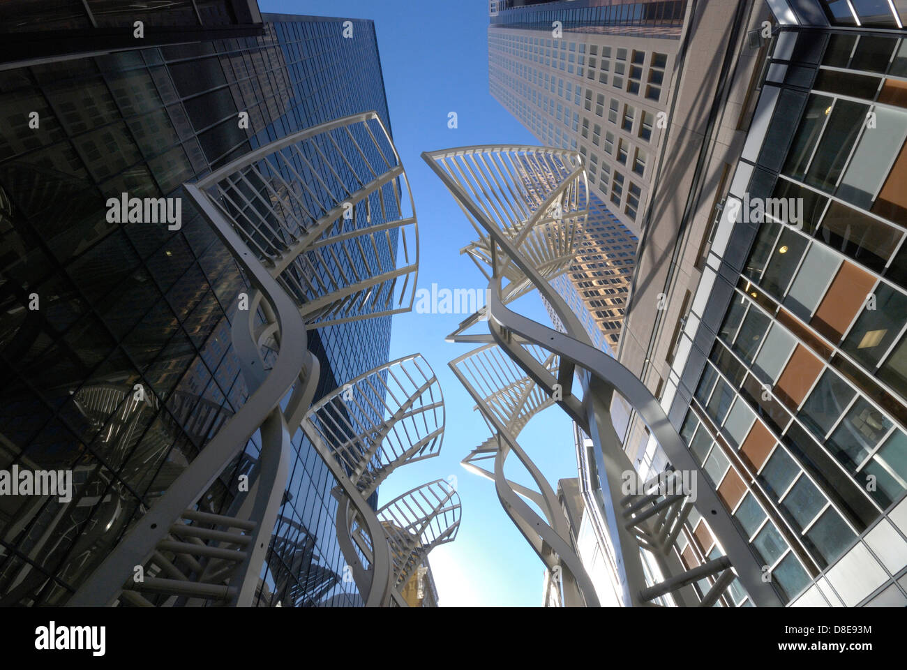 Bekannt als die "Bäume" von Stephen Walk, diese Stahlskulpturen in der Innenstadt von Calgary wurden entwickelt, um die Wirkung des Windes abzulenken. Stockfoto